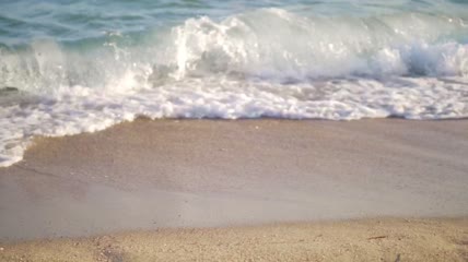 波浪在沙滩上翻滚特写