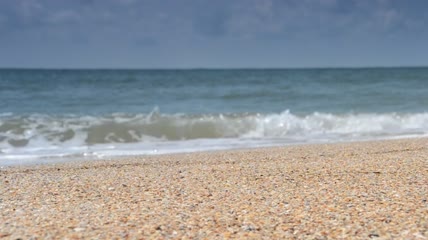 波涛拍打在空荡荡的海岸上实拍