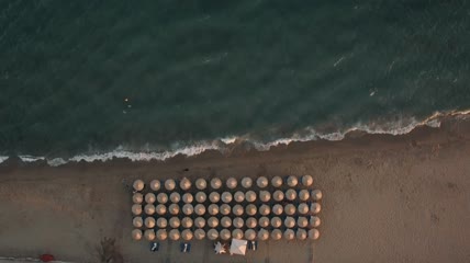 俯瞰海滩草伞
