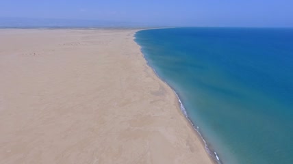 俯瞰巨大海滩和蓝色海洋