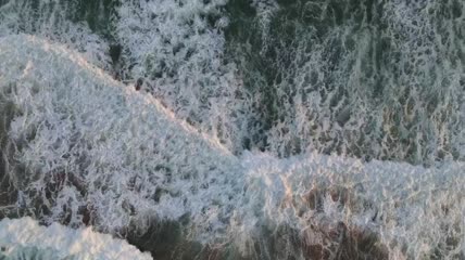 俯瞰海岸线上的泡沫波面