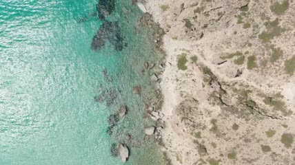 从头顶向下俯瞰海岸的高空