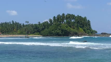 热带海滩的波浪实拍