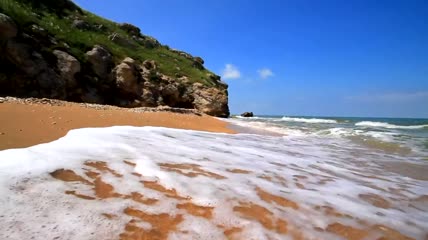 独自走在空荡荡的海滩上实拍