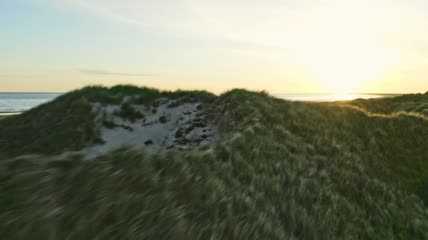 飞越海岸上空航拍