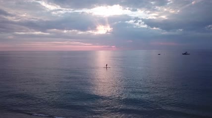 风平浪静的海面冲浪实拍