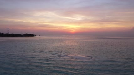 俯瞰日落时风平浪静的海景