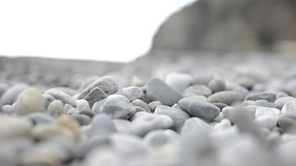 覆盖着海滩的石头特写实拍
