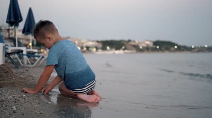 孩子们在海滩上度过晚上特写实拍