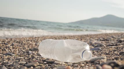 海边的垃圾特写实拍