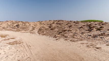 海边的一座小山实拍