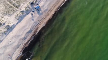 海边海滩的空中游览