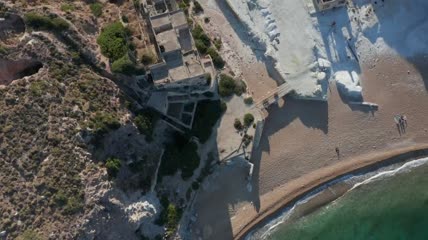 海边一个老矿场的废墟俯瞰