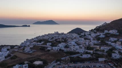 海边有夕阳景色的海滨小镇航拍
