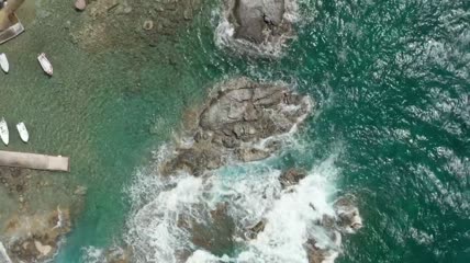海浪冲破旅游港口的岩石海岸俯瞰