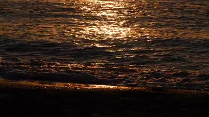 海浪倒映夕阳特写实拍