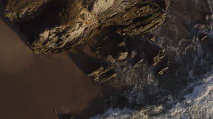 海浪拍打在悬崖上俯瞰