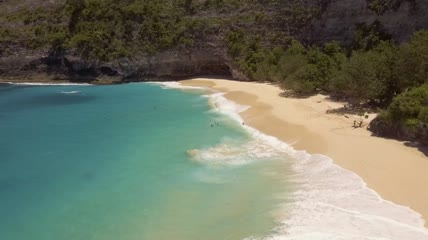 海浪拍打在隐秘的海滩上实拍