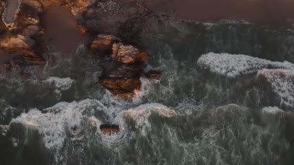海浪拍打着布满巨石的海岸俯瞰