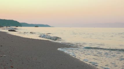 海浪拍打着干净的海滩实拍
