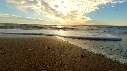 海浪涌向海滩地面景观实拍