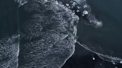 海浪在冰上破碎鸟瞰