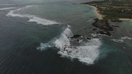 海浪在到达海滩前破碎航拍