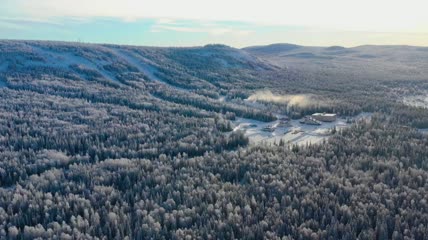 白雪覆盖的山林和滑雪场航拍