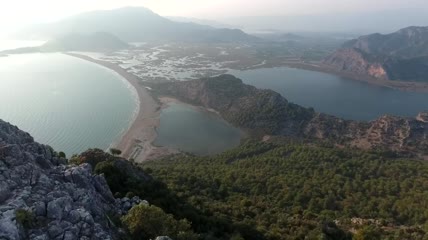 从空中俯瞰海洋、湖泊和山脉