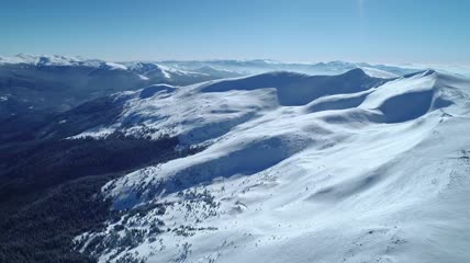 从空中俯瞰美丽的冬季雪景