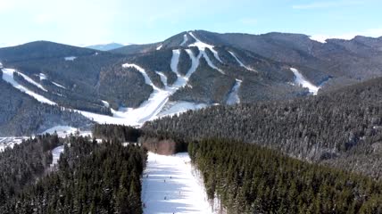 从空中俯瞰山地滑雪道