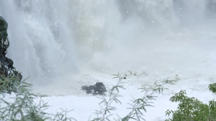 从岩石瀑布落到底部的水特写实拍