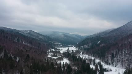 冬天的电影般的山区山谷航拍