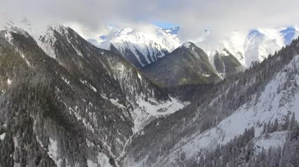 飞越雪山航拍