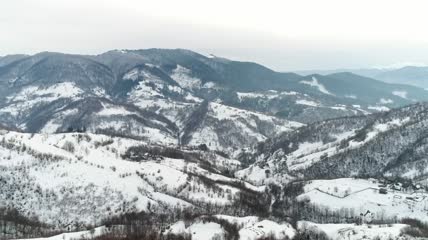 积雪覆盖的松树山林山形航拍