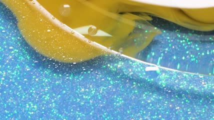 黄色液体和蓝色闪光