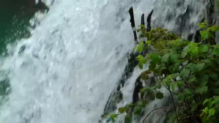 近距离观察的瀑布喷水