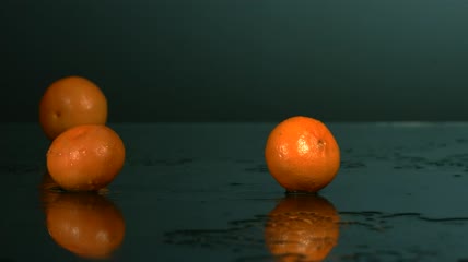 橘子蹦蹦跳跳溅起水花特写