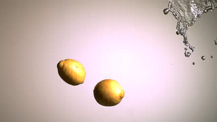 空气中的水花和酸橙视频