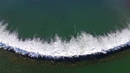 流过大坝的水