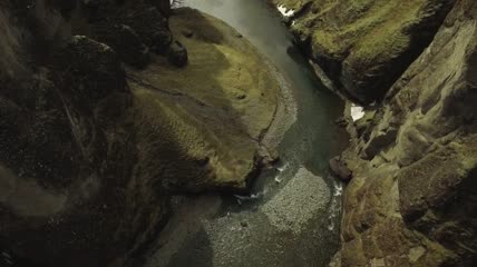 流经峡谷的浅水河流
