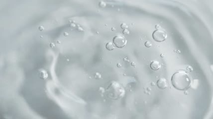 碰撞在水面上的水滴特写