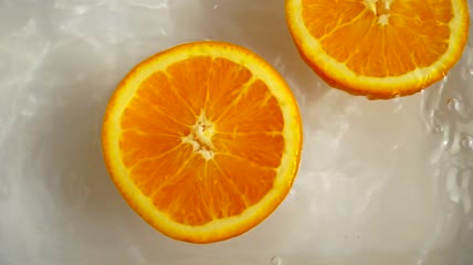 漂浮在水中的橙子半旋转特写