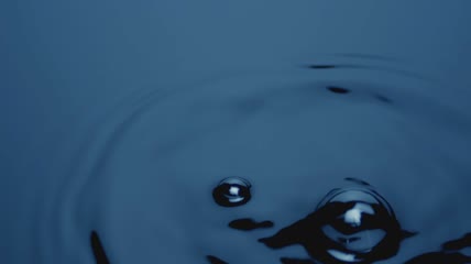 破开水面的气泡特写