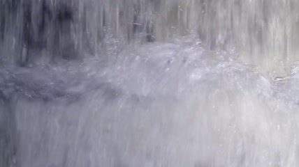 瀑布在飞溅流淌