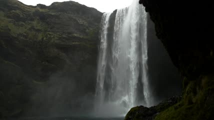 瀑布在岩石上飞溅