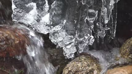 融化的冰和水流