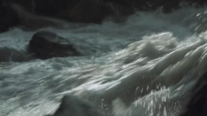 山谷里的危险河流