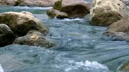 山间湍急的溪流