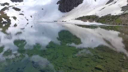 山上的一个清水湖